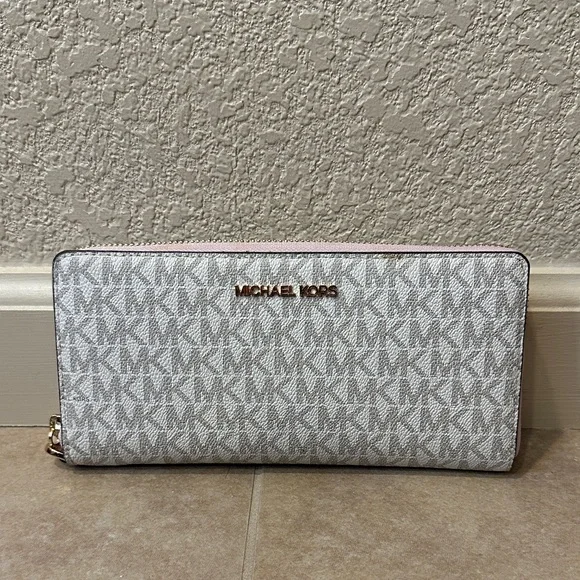 New Michael Kors Zip Around Wallet - Picture 1 of 5